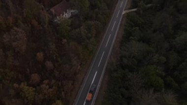 Sonbahar günü Sırbistan 'ın Tresibaba Knjazevac Dağı' ndaki dağ sırasındaki ağaçlar ve ormanlar boyunca giden yol kamyonundaki hava aracı görüntüsü