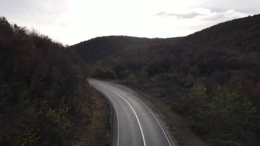 İHA hava manzaralı boş asfalt yolu sonbahar günü sıradağlarda