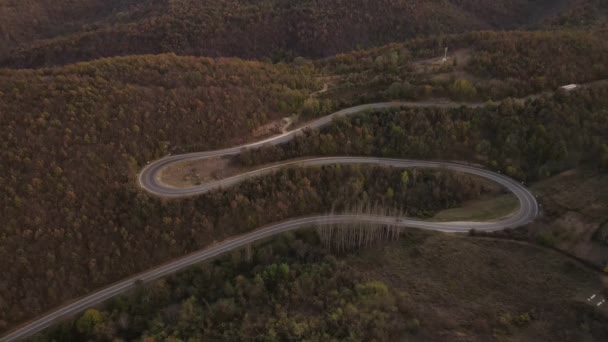 秋の山岳地帯での車の運転 自然の空中ビュー — ストック動画