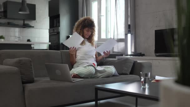 Μία Καυκάσια Γυναίκα Μελέτη Στο Σπίτι Διαβάστε Και Προετοιμάσει Εξετάσεις — Αρχείο Βίντεο