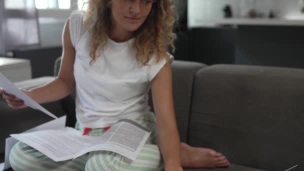 Kaukasiska Kvinna Studera Hemma Läsa Och Förbereda Examen Verkliga Människor — Stockvideo