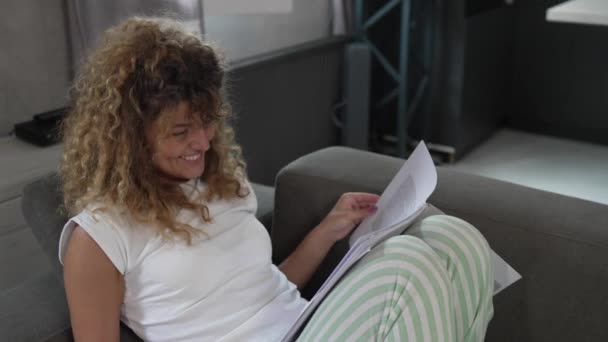 Una Mujer Caucásica Estudio Casa Leer Preparar Examen Personas Reales — Vídeo de stock