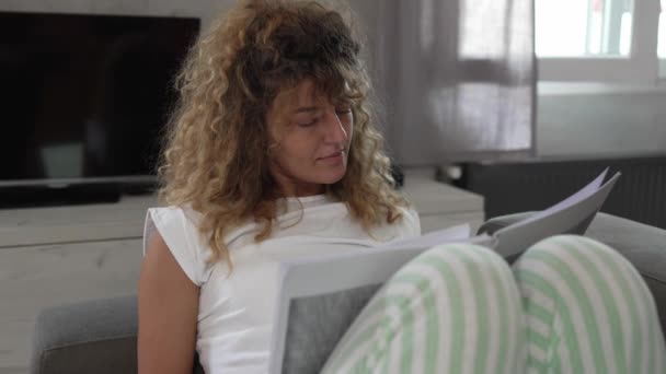 Uma Mulher Caucasiana Estudar Casa Ler Preparar Exame Pessoas Reais — Vídeo de Stock