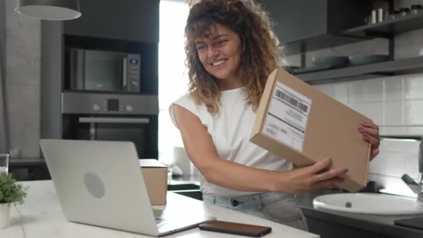 Μία Γυναίκα Καυκάσια Ενήλικη Γυναίκα Λαμβάνει Δώρα Κουτί Ανοικτή Διαβασμένη — Αρχείο Βίντεο