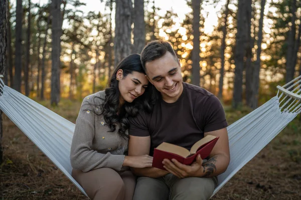 Man Woman Young Adult Couple Nature Hold Read Book Love — Stock Photo, Image