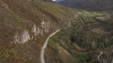 Knjazevac Sırbistan 'ın tepesinde, sonbahar günü eski dağlık hava manzaralı otomobil sürücüsü 