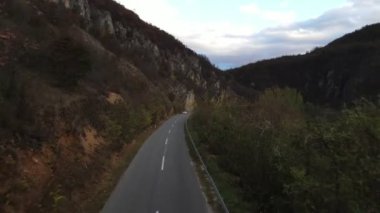 Knjazevac Sırbistan 'ın tepesinde, sonbahar günü eski dağlık hava manzaralı otomobil sürücüsü 