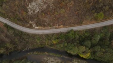 Knjazevac Sırbistan 'ın tepesinde, sonbahar günü eski dağlık hava manzaralı otomobil sürücüsü 