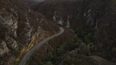 Knjazevac Sırbistan 'ın tepesinde, sonbahar günü eski dağlık hava manzaralı otomobil sürücüsü 