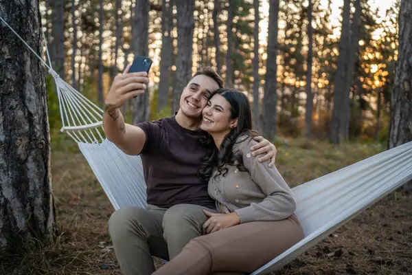 男男女女在自然界中使用手机智能手机或视频通话 自拍自画像 — 图库照片