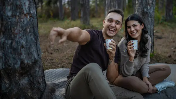 若いカップル男女ボーイフレンドとガールフレンドまたは恋愛関係の夫婦は 公園の森で一緒に時間を過ごしながらコーヒーや紅茶の紙コップを保持し 本物の人々を結ぶ — ストック写真