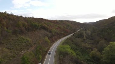 Knjazevac Sırbistan yakınlarındaki sonbahar günü Tresibaba sıradağları hava manzaralı otomobil turu