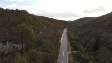 Knjazevac Sırbistan yakınlarındaki sonbahar günü Tresibaba sıradağları hava manzaralı otomobil turu