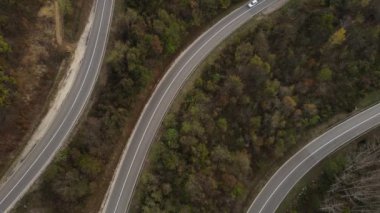 Knjazevac Sırbistan yakınlarındaki sonbahar günü Tresibaba sıradağları hava manzaralı otomobil turu