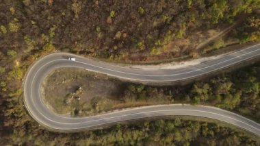 Knjazevac Sırbistan yakınlarındaki sonbahar günü Tresibaba sıradağları hava manzaralı otomobil turu