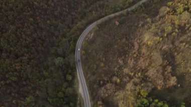 Knjazevac Sırbistan yakınlarındaki sonbahar günü Tresibaba sıradağları hava manzaralı otomobil turu