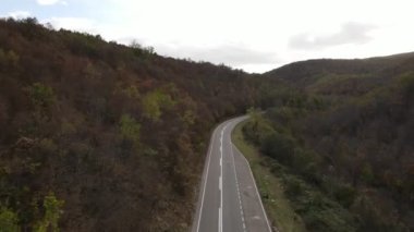 Sırbistan 'ın sonbahar günü Tresibaba Dağı' ndaki ağaçlar ve ormanlar boyunca seyahat ve tatil konsepti üzerinde tepeden tırnağa insansız hava aracı görüntüsü