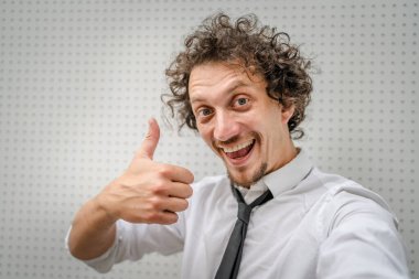 Kafkasyalı yetişkin bir adamın portresi açık havada durur beyaz gömlek giyer ve kravat takar mutlu bir gülümseme takınır fotokopi alanı duvarın önünde durur kendine güvenen bir işadamı modern binanın önünde poz verir.