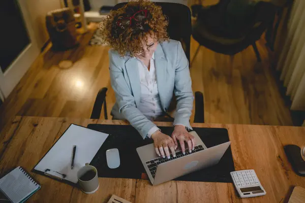 Masada Oturan Beyaz Bir Kadın Dizüstü Bilgisayar Kullanıyor Kadın Girişimci — Stok fotoğraf