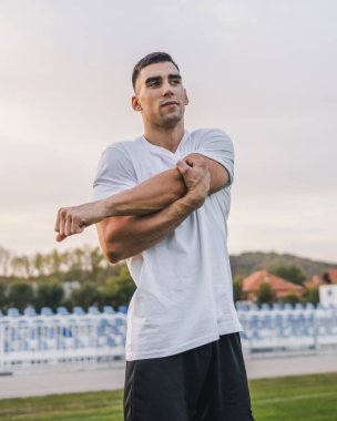 Bir erkek beyaz erkek atlet stadyum pistinde koşuyor ya da sonbahar ya da yaz sporlarında spor yapıyor spor yapıyor spor yapıyor sağlıklı yaşam tarzı kavramını gerçek insanlar taklit ediyor.