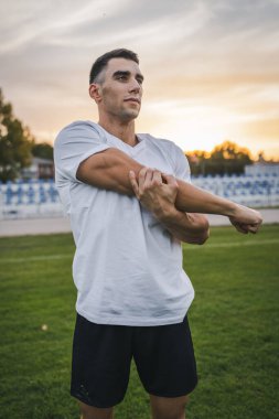 Bir erkek beyaz erkek atlet stadyum pistinde koşuyor ya da sonbahar ya da yaz sporlarında spor yapıyor spor yapıyor spor yapıyor sağlıklı yaşam tarzı kavramını gerçek insanlar taklit ediyor.