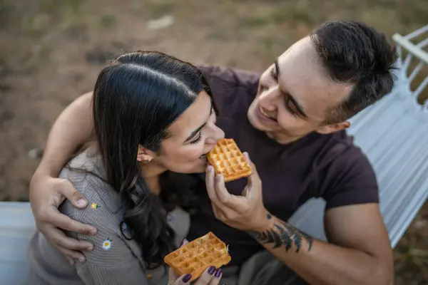 Pareja Adulto Hombre Mujer Amor Comer Waffle Parque Natural Bosques — Foto de Stock