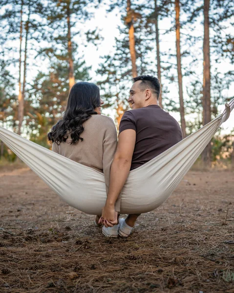 爱情中的男女年轻夫妇在自然界中坐在一起 — 图库照片