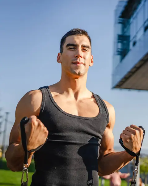 Homem Caucasiano Adulto Treinando Livre Dia Cidade Atleta Masculino Usando — Fotografia de Stock