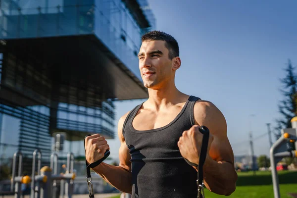 Yetişkin Beyaz Bir Adam Günlük Egzersiz Rutininde Lastik Elastik Direnç — Stok fotoğraf