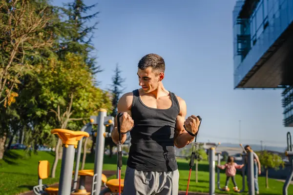 成年高加索男子在城市进行户外运动男子运动员在日常锻炼中使用橡胶弹性阻带管真正的人的健康和健身理念复制空间 — 图库照片
