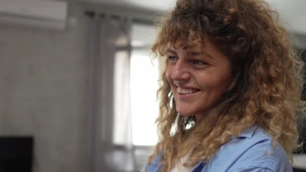 Porträtt Vuxen Kaukasiska Kvinna Hemma Glad Leende Lockigt Hår — Stockvideo