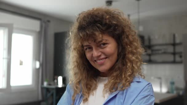 Retrato Uma Mulher Caucasiana Adulta Casa Feliz Sorriso Cabelo Encaracolado — Vídeo de Stock