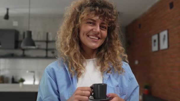 Πορτρέτο Μιας Ενήλικης Καυκάσιας Γυναίκας Στο Σπίτι Χαρούμενο Χαμόγελο Σγουρά — Αρχείο Βίντεο