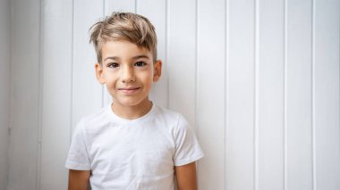 Kafkasyalı bir çocuk. Yedi yaşında bir çocuk. Evinde parlak bir portre.