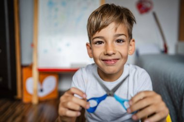 Kafkasyalı bir çocuk. Yedi yaşında bir çocuk. Evinde parlak bir portre.