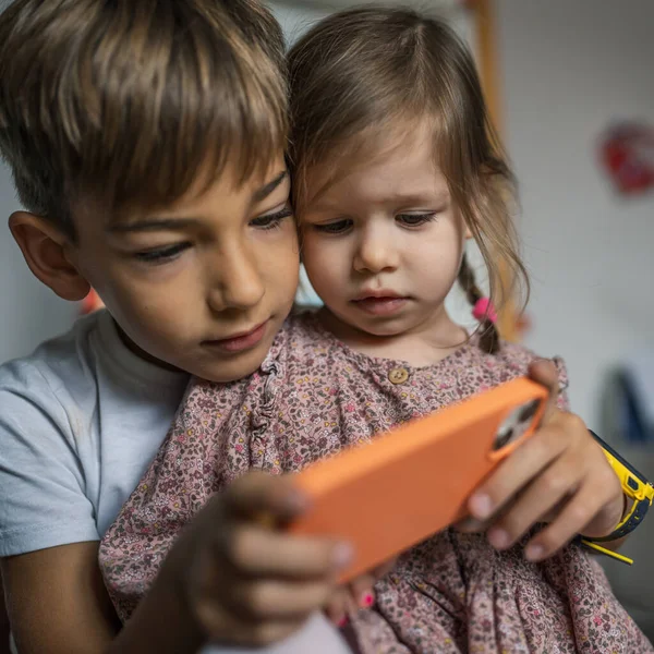 Hermanos Hermano Niño Mantenga Teléfono Inteligente Con Niña Hermana Niños —  Fotos de Stock