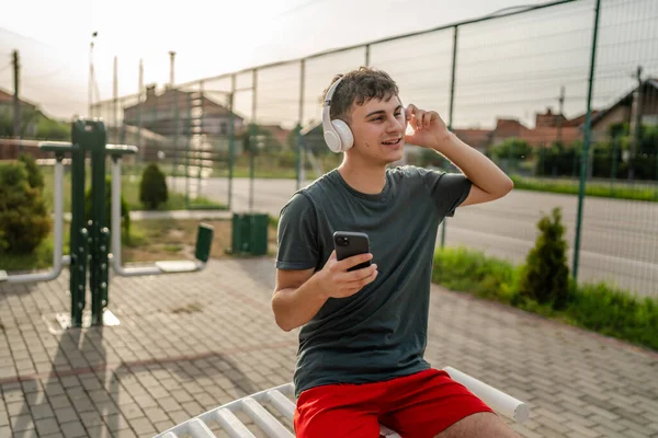 Ένας Άνδρας Καυκάσιος Νεαρός Άνδρας Σταθεί Στο Υπαίθριο Ανοιχτό Γυμναστήριο — Φωτογραφία Αρχείου