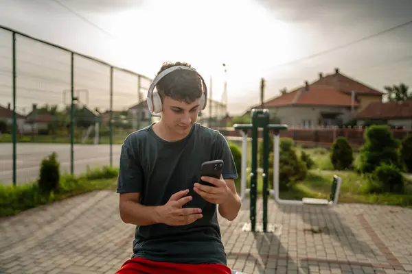 Ein Mann Kaukasischen Jungen Mann Stehen Freien Offenen Trainingspark Turnhalle — Stockfoto