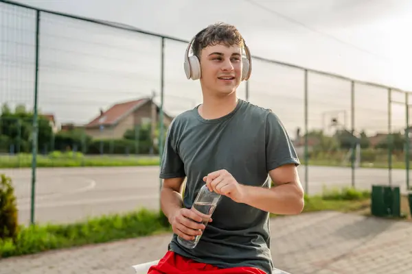 Hombre Caucásico Adolescente Masculino Sostiene Botella Plástico Apertura Agua Prepararse —  Fotos de Stock