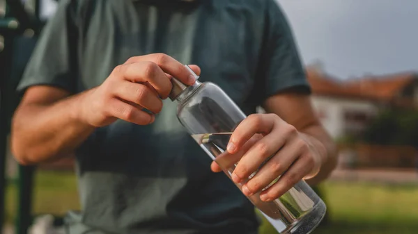 Een Man Kaukasische Mannelijke Tiener Houden Plastic Fles Water Openen — Stockfoto