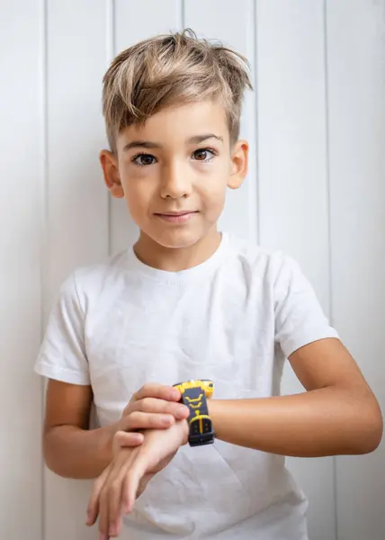 Ragazzo Caucasico Anni Bambino Maschio Bambino Utilizzare Smart Watch Casa — Foto Stock