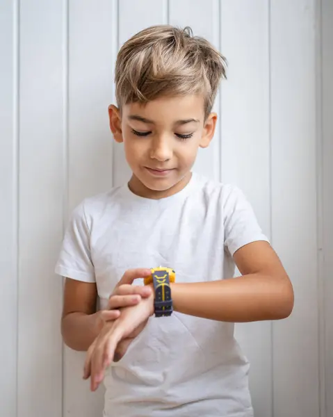 Ragazzo Caucasico Anni Bambino Maschio Bambino Utilizzare Smart Watch Casa — Foto Stock