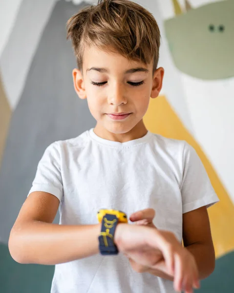 7岁的白人男孩7岁的男孩在家用智能手表 — 图库照片