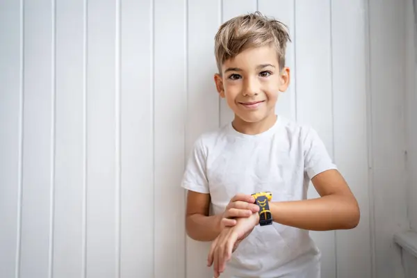 Kaukasier Junge Jahre Alt Männlich Kind Kind Verwenden Smart Watch — Stockfoto