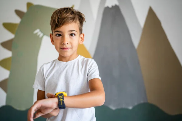 Caucasiano Menino Anos Idade Masculino Criança Uso Inteligente Relógio Casa — Fotografia de Stock