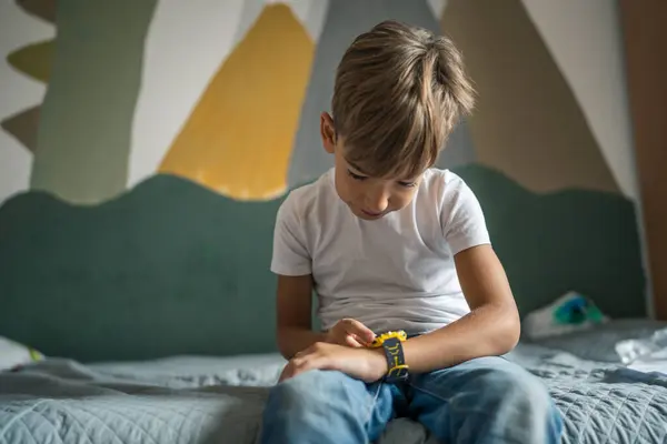 Кавказский Мальчик Лет Мальчик Ребенок Использовать Умные Часы Дому — стоковое фото