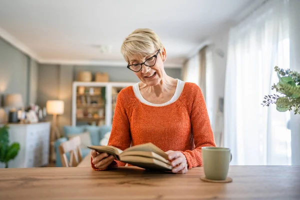 Yetişkin Yaşlı Kafkasyalı Emekli Kısa Saçlı Kitap Okuyan Bir Kadın — Stok fotoğraf