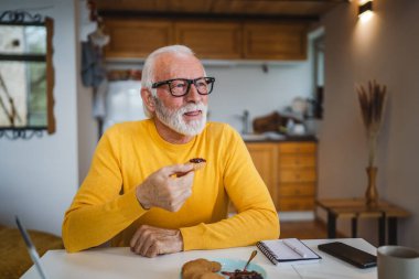 Son sınıf beyaz, yaşlı bir erkek emekli evde bir masaya oturur, reçel koyar, kahvaltıya hazırlanır. Ev ortamında rahatça atıştırır. Gerçek insan, günlük uzay rutinini taklit eder.