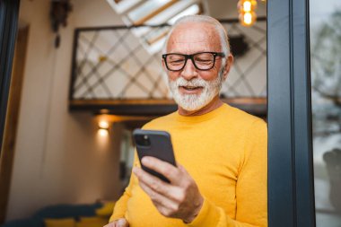Balkonda sakallı bir son sınıf öğrencisi cep telefonu ve bir fincan kahve tutuyor. Her sabah mutlu bir gülümseme. Her gün gerçek bir insan gibi kopyalama alanı okuyor ya da akıllı telefon internet ağı kuruyor.