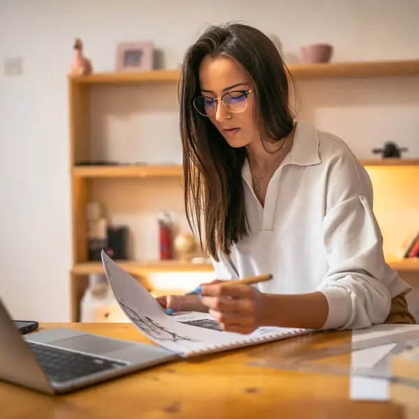 Jonge Kaukasische Vrouw Studie Voorkant Van Laptop Computer Thuis Vrouwelijke — Stockfoto
